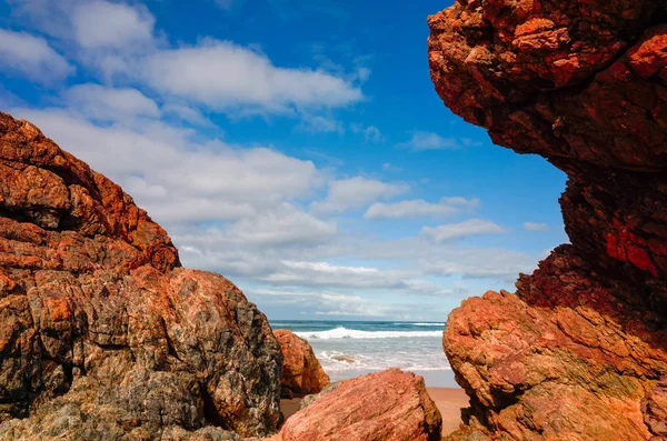 Port Macquarie Avustralya, kum plajındaki büyük kaya oluşumları