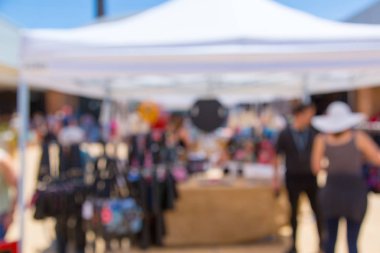 Çadırın bulanık görüntüsü ve açık hava esnaf pazarındaki insanlar