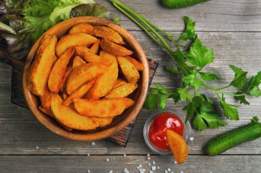 Fırında patates dilimleri.