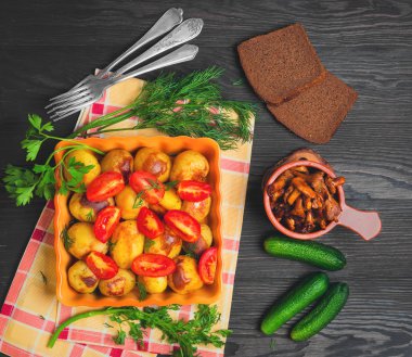 Baked potatoes with tomatoes