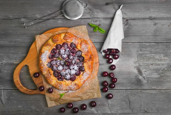 Open pie tart dough with ripe cherries — Stockfoto