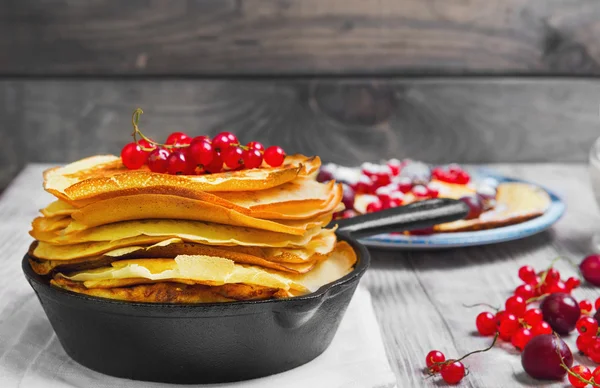 Hash browns pancakes on plate sprinkled with powdered sugar and — 스톡 사진