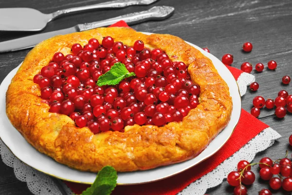 Открытые пироги с ягодами красной смородины — стоковое фото