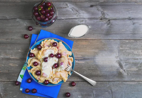 In blue ceramic dish, fruit and berry dumplings with cherries — Φωτογραφία Αρχείου