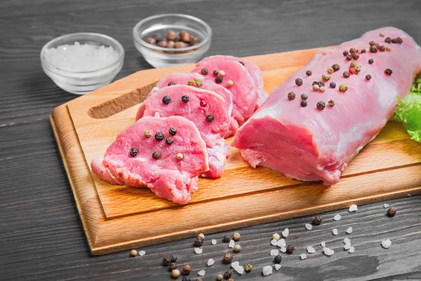 Solomillo de cerdo de carne cruda en tabla de cortar — Foto de Stock
