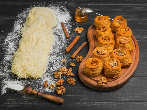 Cooking sweets turkish traditional ramadan pastry dessert kunafa — Stok Foto