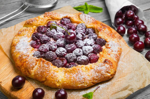 Pastel abierto masa tarta con cerezas maduras — Foto de Stock