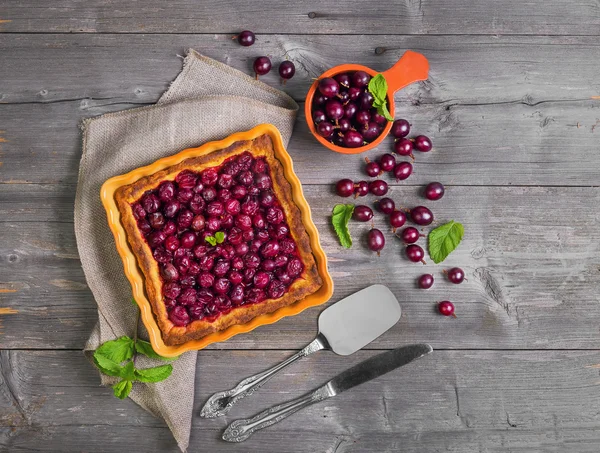 Patiserie proaspătă de plăcintă coaptă cu fructe roșii de gooseberry — Fotografie, imagine de stoc