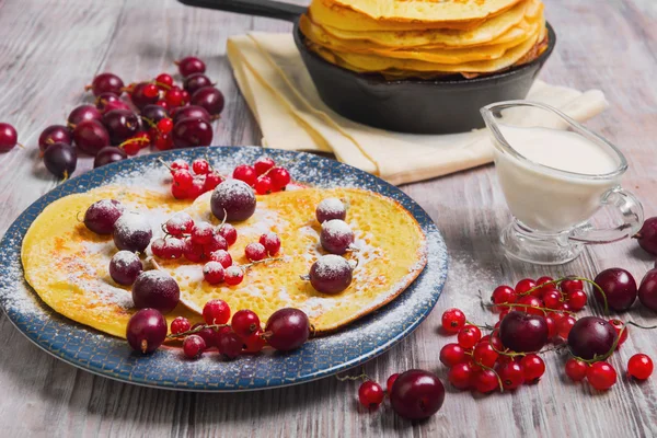 Hash browns pancakes on plate sprinkled with powdered sugar and — 스톡 사진