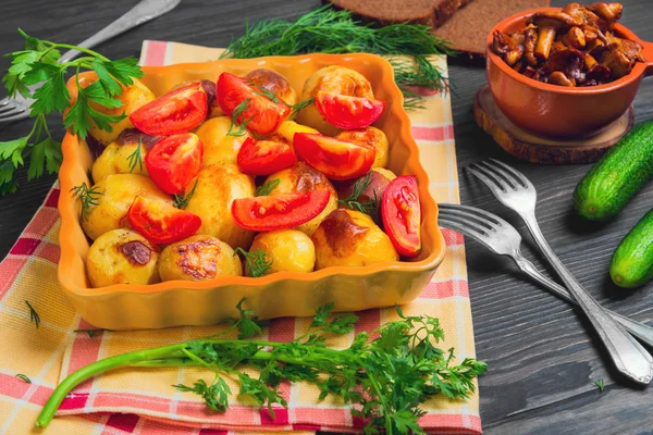Запеченный картофель с помидорами — стоковое фото