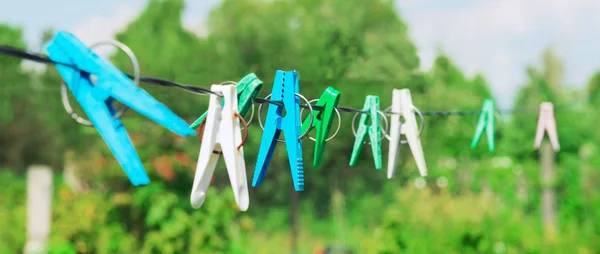 Plastic clothespins laundry hook colorful rop — Stock Photo, Image