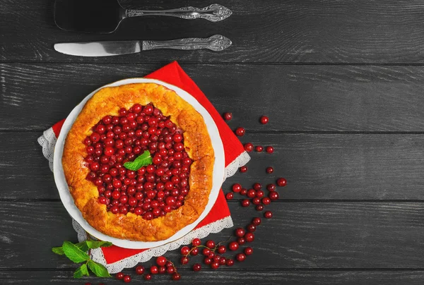 Deschide plăcinte tartă cu fructe de padure coacăze roșii — Fotografie, imagine de stoc