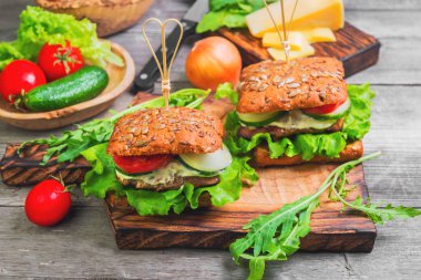 İki sandviç burger et ve sebze