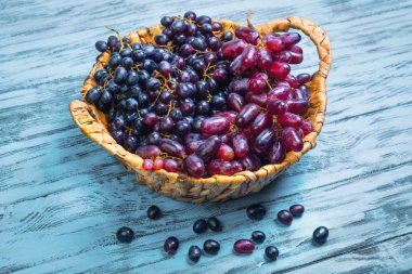 Mavi mor üzüm demet