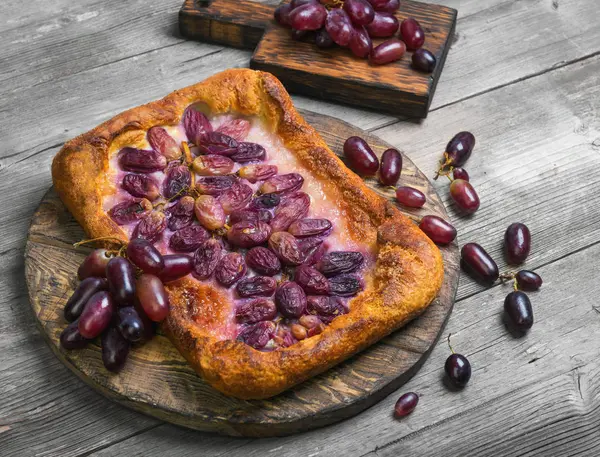Galette caseiro ou torta crusty com uvas roxas — Fotografia de Stock