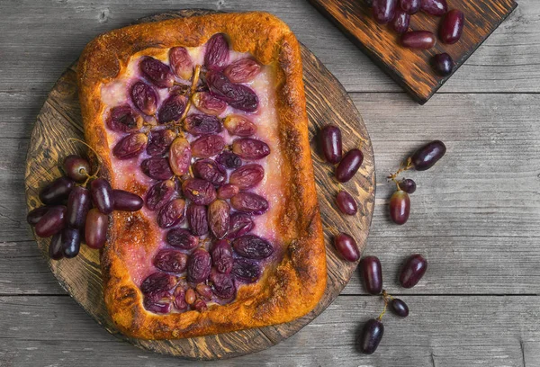 Zelfgemaakte Galette of krokant pie met paarse druiven — Stockfoto