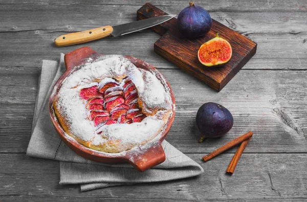Тартарний пиріг з інжиром та цукровою пудрою — стокове фото