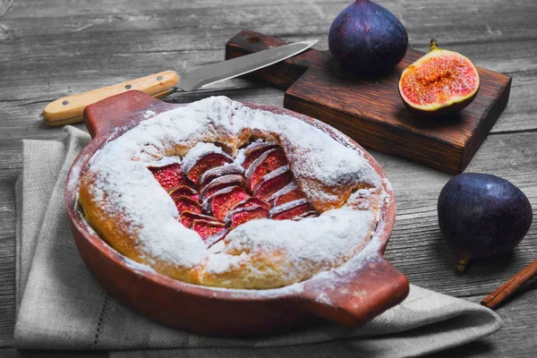 Тартарний пиріг з інжиром та цукровою пудрою — стокове фото