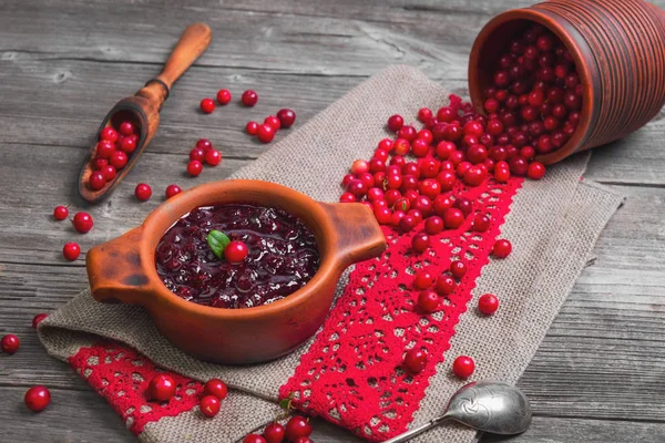 Salsa casera de Lingonberry . Fotos De Stock Sin Royalties Gratis