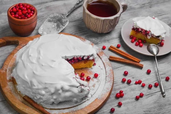 Рождественский торт с клюквой из ягод — стоковое фото