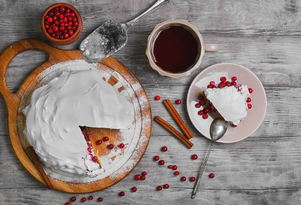 Рождественский торт с клюквой из ягод — стоковое фото