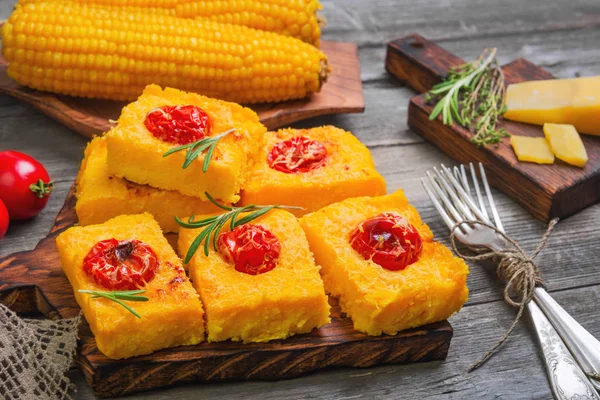 Kiraz domates ile pişmiş mısır polenta