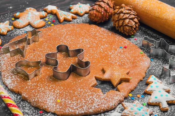 Cocinar galletas de Navidad pan de jengibre . — Foto de Stock