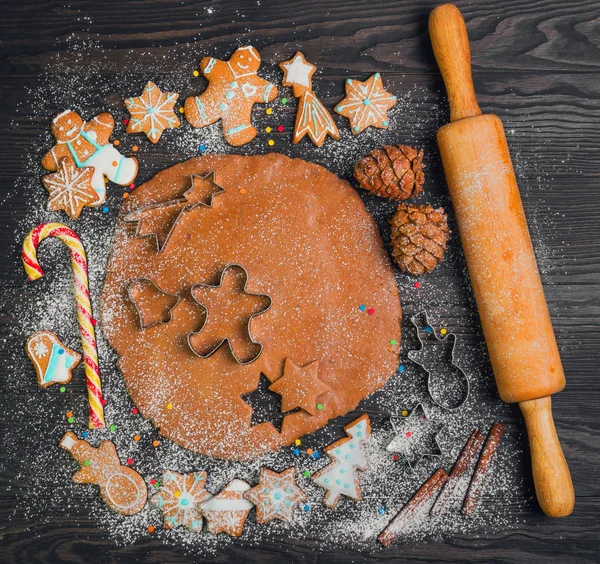 Főzés a karácsonyi mézeskalács sütik — Stock Fotó