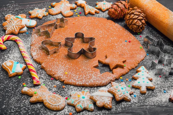 Cozinhar biscoitos de Natal de gengibre . — Fotografia de Stock