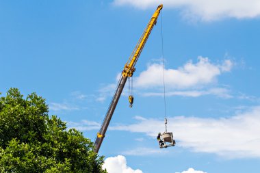 İnşaat işçisi Vinçler ile inşaat sitesinde
