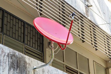 Uydu çanak anten duvardaki