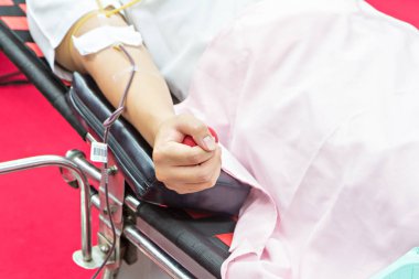 Bağış ile bir zıplama topu elinde tutan yapmayı donör kan