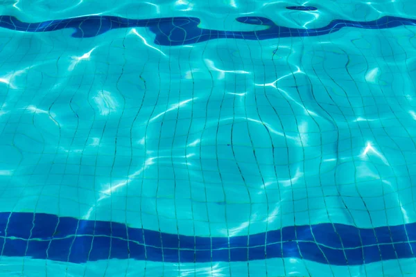 Μπλε κυματισμός νερού στην πισίνα — Φωτογραφία Αρχείου