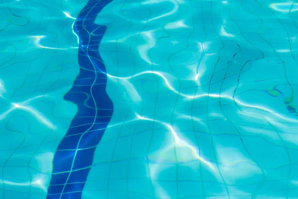 スイミング プールで青い波紋水 — ストック写真