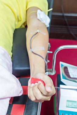 Bağış ile bir zıplama topu elinde tutan yapmayı donör kan