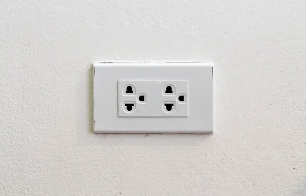 白墙上的电灯插座 — 图库照片