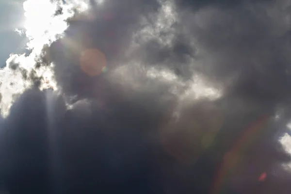 太陽の光と太陽フレアの暗い雲 — ストック写真