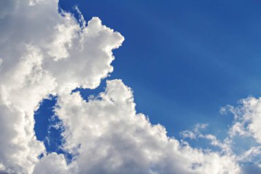 Mavi gökyüzü arkaplanındaki bulutlar