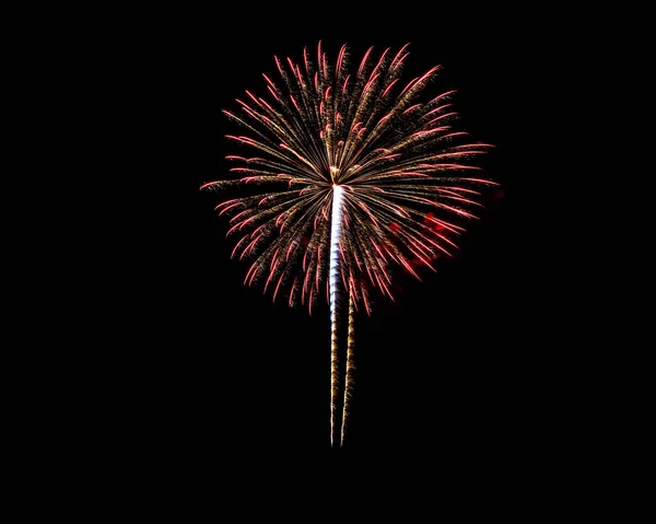 Fuochi d'artificio colorati di vari colori su sfondo nero — Foto Stock