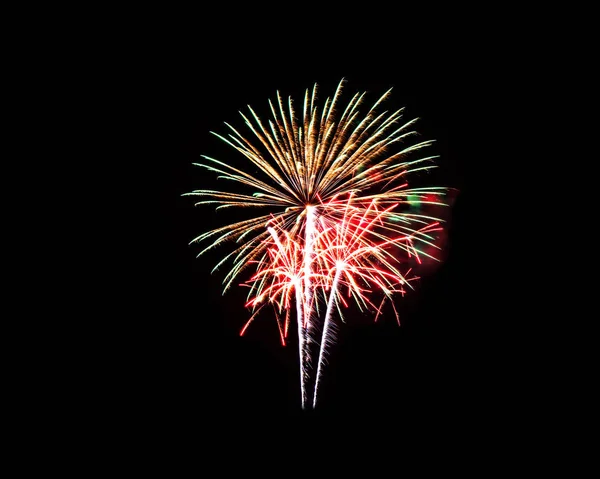 Buntes Feuerwerk in verschiedenen Farben auf schwarzem Hintergrund — Stockfoto