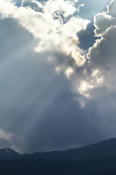 雲と青い空を背景に太陽光線 — ストック写真