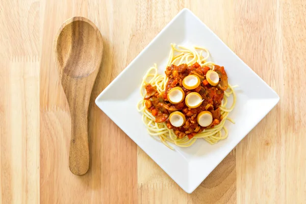 Spaghetti med tomatsauce og pølse - Stock-foto