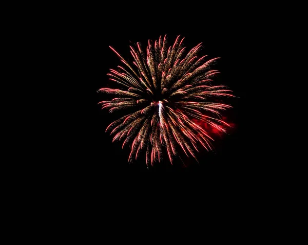 Fuochi d'artificio colorati di vari colori su sfondo nero — Foto Stock