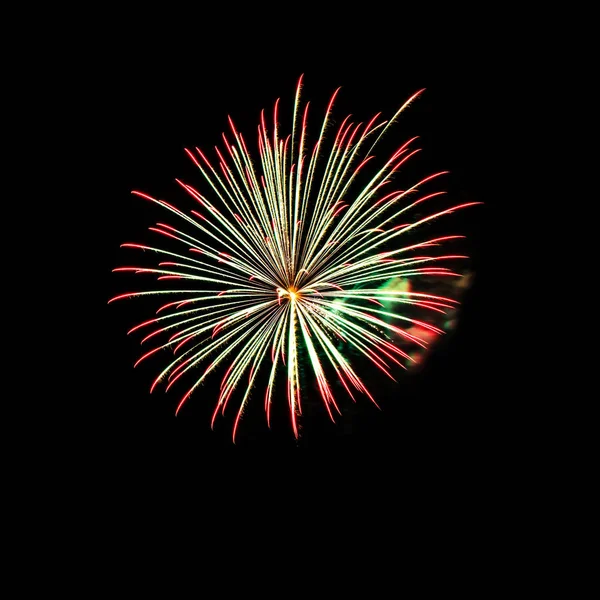 Fuochi d'artificio colorati di vari colori su sfondo nero — Foto Stock