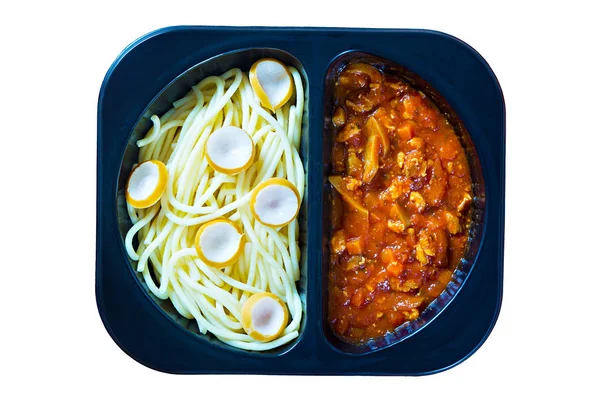 Spaghetti med röda tomatsås i en plastlåda — Stockfoto