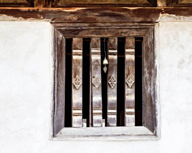 Altın bell ile ahşap pencere üzerine Antik Tay oyma