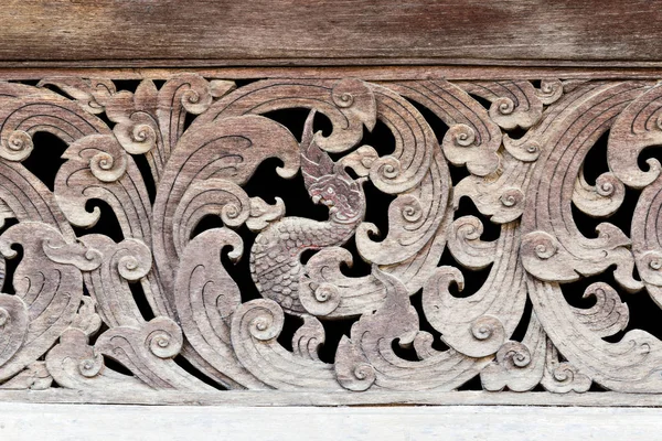 Antiguo tallado en madera de Naga en templo tailandés — Foto de Stock