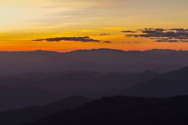 Dağın üstünde güzel bir gün batımı
