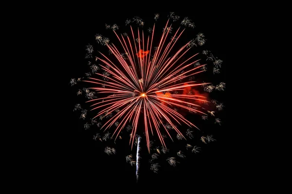 Fogos de artifício coloridos de várias cores sobre fundo preto — Fotografia de Stock