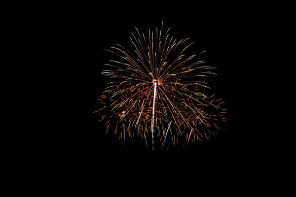 Fuochi d'artificio colorati di vari colori su sfondo nero — Foto Stock